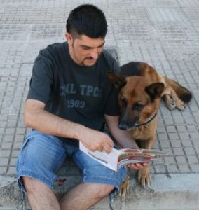 Al Canis familiaris también se le puede utilizar como modelo para trabajar con niños que tengan problemas de lectura. Aquí tenemos a Airon “leyendo una revista”. (Foto: M.A. Signes)